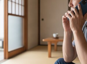 電話をかける手元（イメージ）